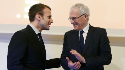 Emmanuel Macron et Jean-Bernard Lévy, le 7 avril 2016 à Paris. (ERIC PIERMONT / AFP)