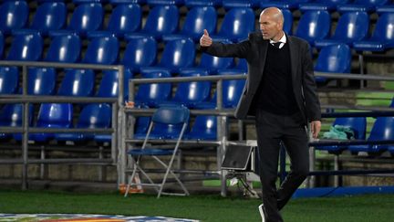 Zidane sur le banc du Real Madrid face à Chelsea. (PIERRE-PHILIPPE MARCOU / AFP)