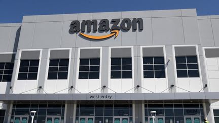 La façade d'entrée d'un site Amazon situé à Las Vegas (Etats-Unis), le 31 mars 2021. (ETHAN MILLER / GETTY IMAGES NORTH AMERICA)