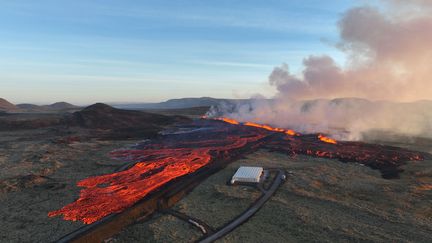 Une éruption volcanique se déroule au nord du port de pêche de Grindavik, dans le sud-ouest de l'Islande, le 14 janvier 2024. (HALLDOR KOLBEINS / AFP)