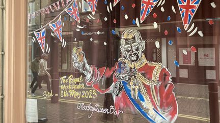 La devanture d'une boutique à Londres décorée pour le couronnement de Charles III. (NICOLAS TEILLARD / FRANCEINFO / RADIOFRANCE)