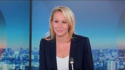 Marion Maréchal était l'invitée politique de France Info. Députée européenne, elle revient sur la possible cession de Doliprane à un fonds américain, sur les inquiétudes concernant les délocalisations de sa production et la disponibilité du médicament en France. Elle est également revenue sur le projet du Budget 2025. (France 2)