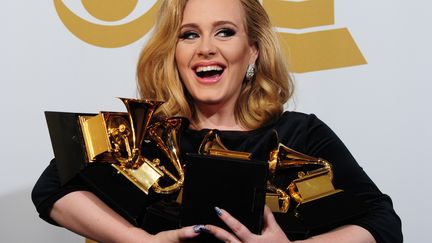 La chanteuse britannique Adele a remport&eacute; six r&eacute;compenses dont celui de l'enregistrement de l'ann&eacute;e et de l'album de l'ann&eacute;e, lors des 54e Grammy Awards, &agrave; Los Angeles (Californie), le 12 f&eacute;vrier 2012. (FREDERIC J. BROWN / AFP)