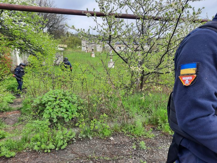 Deminers at work at the pumping station near Lyman, May 2, 2023. (MATHILDE DEHIMI / RADIO FRANCE)