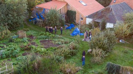 Une image prise par un drone de la ferme où vivaient reclus une famille de sept personnes, à Ruinerwold (Pays-Bas) le 30 octobre 2019. (WILBERT BIJZITTER / ANP)