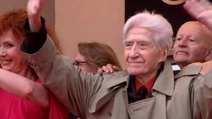 Alain Resnais et Sabine Azema en hauts des marches
 (France3/culturebox)