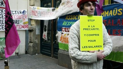 Rassemblement des salariés d'Emmaüs devant le siège de l'association à Paris, le 9 mars 2010. (AFP/OLIVIER LABAN-MATTEI)