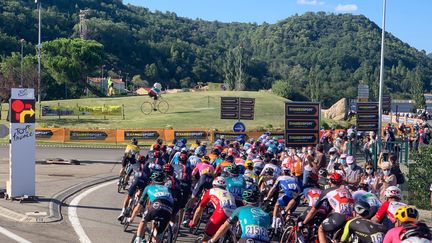 Des signaleurs numériques ont été ajoutés sur les routes du Tour de France pour annoncer les dangers aux coureurs (photo prise lors de la 6e étape du Tour 2020 entre Le Teil et le mont Aigoual). (Markus Laerum / Safe Cycling Race)