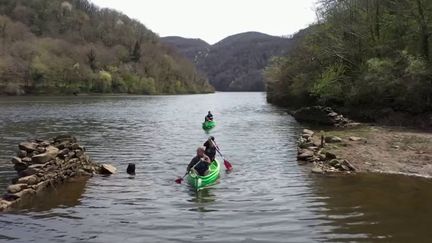 Corrèze : une ballade en canoë sur le lac du Chastang (France 3)