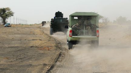 Une patrouille de l'arm&eacute;e nig&eacute;riane le 5 juin 2013 pr&egrave;s de Maiduguri (Nigeria). (QUENTIN LEBOUCHER / AFP)