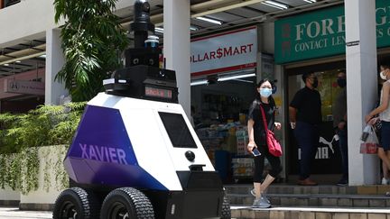 Le robot autonomme nommé "Xavier" patrouille dans un quartier commerçant de Singapour (6 septembre 2021). (ROSLAN RAHMAN / AFP)