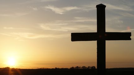 Une croix photographi&eacute;e au coucher du soleil en France en septembre 2013. (FRED DE NOYELLE/GODONG / PHOTONONSTOP / AFP)