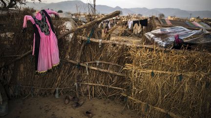 Une robe de soir&eacute;e est accroch&eacute;e &agrave; un abri de fortune dans un camp de r&eacute;fugi&eacute;es &agrave; Islamabad (Pakistan), le 23 janvier 2014. (ZOHRA BENSEMRA / REUTERS)