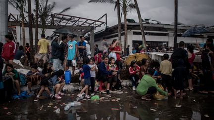 Des victimes du typhon Haiyan attendent d'&ecirc;tre &eacute;vacu&eacute;es, &agrave; l'a&eacute;roport de Tacloban (Philippines), le 12 novembre 2013. (PHILIPPE LOPEZ / AFP)