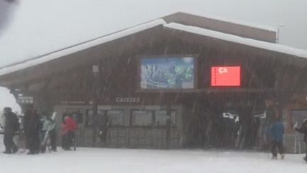 À La Clusaz (Haute-Savoie), 50 centimètres de neige sont tombés en cinq jours. Vendredi 27 décembre, les services de l'État de Haute-Savoie sont venus assister à la sécurisation des pistes. (France 3)