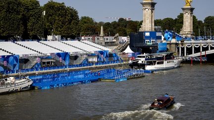 Le pont Alexandre-III, théâtre des épreuves de triathlon olympique, le 30 juillet 2024, à Paris. (KOEN VAN WEEL / ANP / AFP)