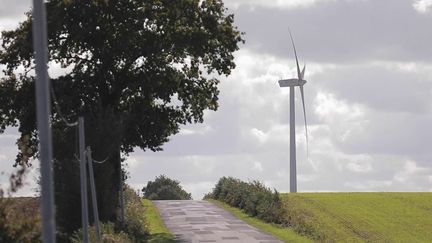 De nouvelles éoliennes devraient être construites dans le paysage français. Un moyen écologique de produire de l'énergie, mais qui ne séduit pas tout le monde. Le gouvernement cherche à faire accepter ces éoliennes en travaillant sur la pollution sonore qu'elles génèrent, entre autres. (CAPTURE ECRAN FRANCE 2)