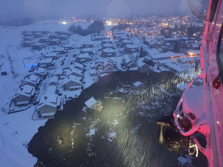 Une vue aérienne de la catastrophe depuis un hélicoptère des secouristes norvégiens, le 30 décembre 2020, après le glissement de terrain survenu à Ask (Norvège). (HOVEDREDNINGSSENTRALEN / NTB / AFP)