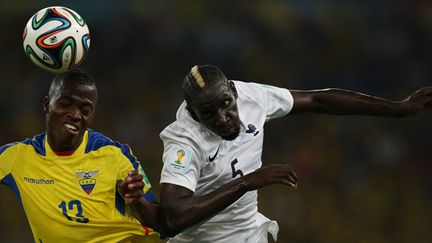 Mamadou Sakho au duel lors de France - Equateur (PAULO S?RGIO / AG?NCIA LANCEPRESS!)