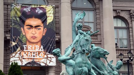 L'affiche (un autoportrait) de l'exposition consacrée à Frida Kahlo, sur une façade du Jardin botanique de New York (16 mai 2015)
 (Selcuk Acar / Anadolu Agency / AFP)