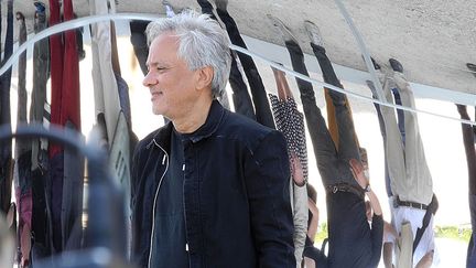 Anish Kapoor à Versailles, devant son oeuvre "C-Curve" (5 juin 2015)
 (photo Valérie Oddos / Culturebox / France Télévisions)