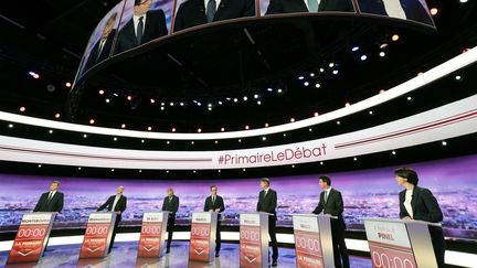 Les sept candidats à la primaire de la gauche sur le plateau de TF1, le 12 janvier 2017, à la Plaine-Saint-Denis à Paris. (PHILIPPE WOJAZER / AFP)