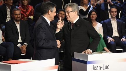 François Fillon et Jean-Luc Mélenchon échangent quelques mots avant le débat. (LIONEL BONAVENTURE / AFP)