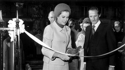 Le couturier Marc Bohan et la Princesse Grace de Monaco lors de l'inauguration de la boutique "Baby Dior" (avenue Montaigne a Paris)le 7 novembre 1967 : ici la princesse coupe le ruban. Elle porte un costume San Francisco de la collection automne-hiver1965 par Marc Bohan pour Dior&nbsp; (RUE DES ARCHIVES / RUE DES ARCHIVES)