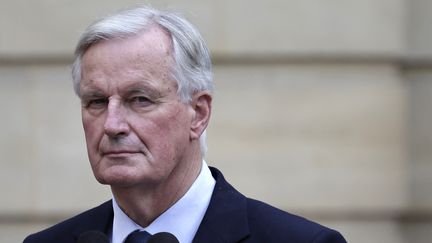 Le nouveau Premier ministre Michel Barnier lors de la cérémonie de passation de pouvoir à l'hôtel Matignon, le 5 septembre 2024, à Paris. (STEPHANE DE SAKUTIN / AFP)