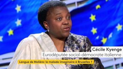 La bande de « La faute à l’Europe? » a reçu Cécile Kyenge, eurodéputée social-démocrate italienne afin de discuter des nombreux engagements pris par L'Union européenne depuis 2015 concernant l'accueil des migrants. Jean Quatremer dévoile également dans un édito son pronostic sur le potentiel prochain Président de la Commission européenne. L'émission a été réalisée en partenariat avec le journal Sud-Ouest.