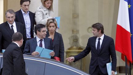 Fran&ccedil;ois Fillon, Fran&ccedil;ois Baroin et Val&eacute;rie P&eacute;cresse &agrave; la sortie d'une r&eacute;union &agrave; l'Elys&eacute;e consacr&eacute;e au second plan d'aust&eacute;rit&eacute;, samedi 5 novembre 2011. (FRANCOIS GUILLOT/AFP)