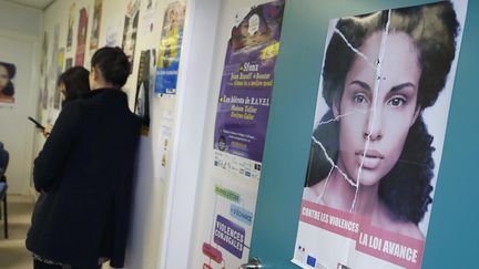 Une affiche contre les violences faites aux femmes dans les locaux de la Fédération nationale solidarité femmes, à Paris, le 25 novembre 2016.&nbsp; (PATRICK KOVARIK / AFP)