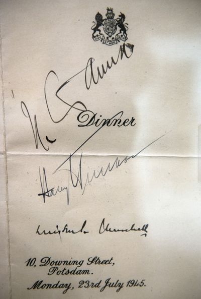 Signatures de Winston Churchill, Harry Truman et Joseph Staline sur un programme de dîner à Potsdam
 (Brendan Smialowski / AFP)