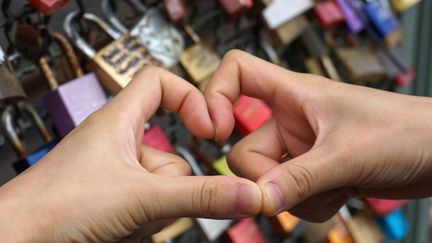 Une photo plutôt qu'un cadenas pour proclamer son amour.
 (Daniel Kalker / AFP)