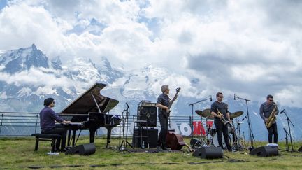 Le Kyle Eastwood Quintet face au Mont-Blanc (Coline Fragnol / Cosmojazz Festival)