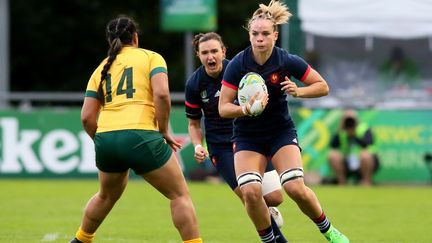 Les Françaises conquérantes face à l'Australie lors de la 2e journée de la Coupe du Monde féminine de rugby. (PAUL FAITH / AFP)