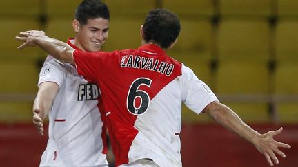 Ricardo Carvalho (&agrave; droite) f&eacute;licite son co&eacute;quipier James Rodriguez apr&egrave;s son doubl&eacute; face &agrave; Nantes, dimanche 6 avril 2014 &agrave; Monaco. (VALERY HACHE / AFP)