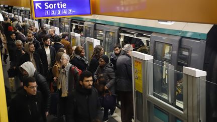 Des voyageurs dans le métro parisien, le 20 décembre 2019.&nbsp; (DELPHINE GOLDSZTEJN / MAXPPP)