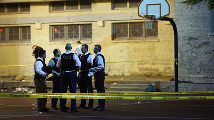 Les policiers enqu&ecirc;tent sur les lieux d'une fusillade qui a &eacute;clat&eacute; le 19 septembre 2013 &agrave; Chicago (Etats-Unis). (SCOTT OLSON / GETTY IMAGES / AFP)