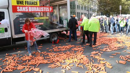 Les buralistes en colère déversent des carottes