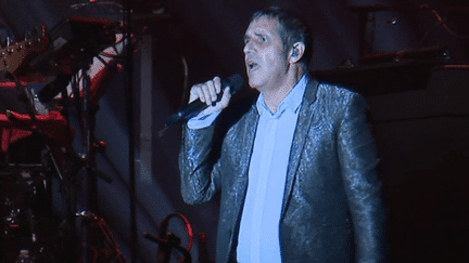 Julien Clerc en concert sur la scène du festival de la Côte d'Opale. 
 (Capture d&#039;image France 3/Culturebox)