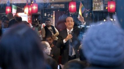 François Hollande dans un café avec des jeunes (22 février 2012) (PATRICK KOVARIK / AFP)