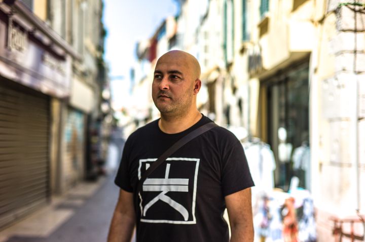 Khaled Freak a plus de&nbsp;350&nbsp;000 abonnés sur Youtube pour ses&nbsp;remix politiques. Il pose ici à La Ciotat en juin 2017. (MATTHIEU MONDOLONI / FRANCEINFO)