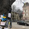 Des drapeaux ukrainiens devant l'ambassade de Russie à Riga (Lettonie), le 7 mars 2022. (RAPHAEL GODET / FRANCEINFO)