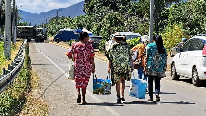 Des habitants de la tribu de Saint-Louis, en Nouvelle-Calédonie, s'apprêtent à franchir le barrage des gendarmes, le 22 septembre 2024. (BENJAMIN ILLY / RADIOFRANCE)