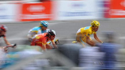 Des coureurs du Tour de France 2010 lors de la dernière étape, sur les Champs-Elysées à Paris (JEAN-MARIE PORCHER / FRANCEINFO / RADIO FRANCE)