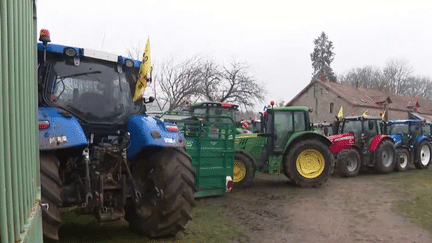 Jeudi 1er février, un convoi d'agriculteurs qui se dirigeait vers Rungis, dans le Val-de-Marne, a finalement décidé de faire demi-tour pour revenir à son point de départ, dans le Sud-Ouest. Une décision prise après trois jours à tenter de contourner les barrages policiers. (France 2)