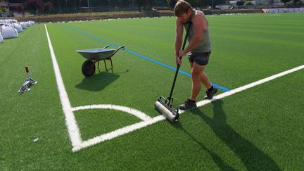 Le chantier d'un nouveau terrain de football synthétique à Pont-de-Roide (illustration). (LIONEL VADAM / MAXPPP)