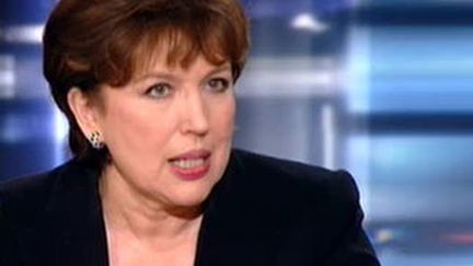 Roselyne Bachelot expliquant le changement de stratégie du gouvernement sur la lutte contre la grippe A, sur TF1 (France 2)