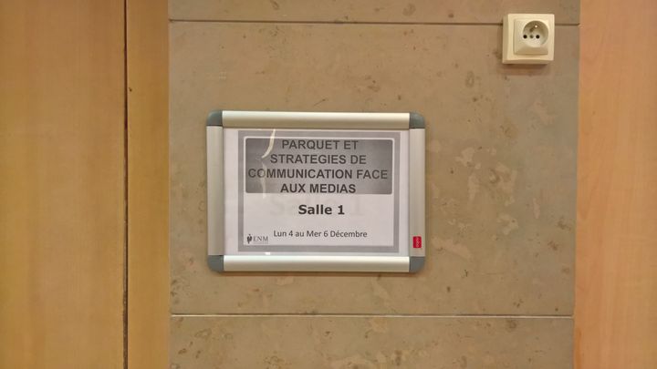 A l'entrée d'une formation des magistrats à la communication judiciaire, mardi 5 décembre 2017, dans les locaux parisiens de l'ENM. (F. MAGNENOU / FRANCEINFO)